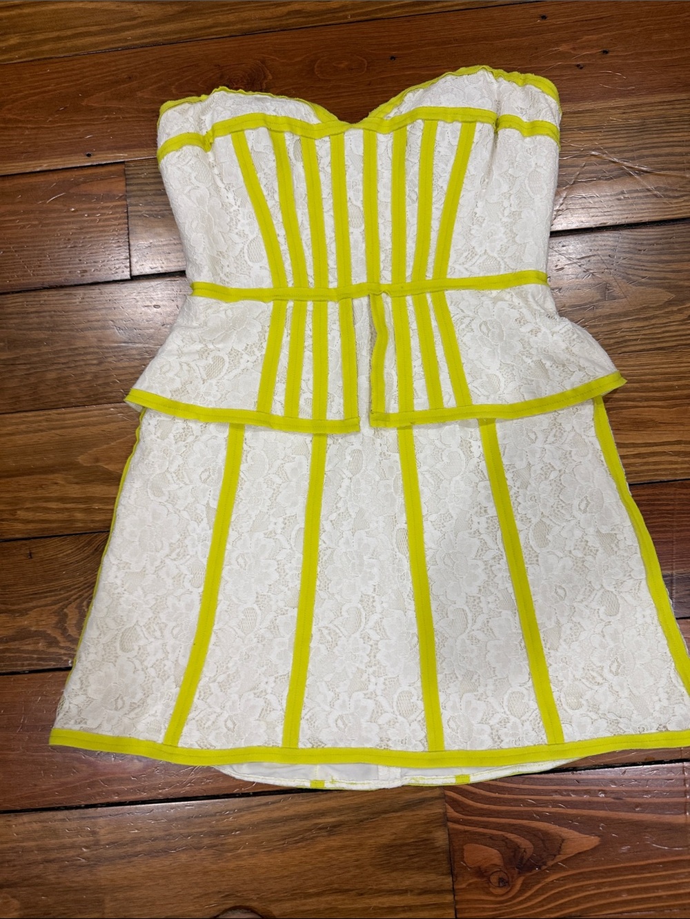BCBGMAXAZRIA Strapless White Lace Peplum Dress Women 6